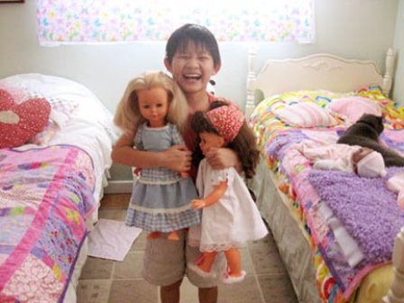 picture of Yue Yu with dolls