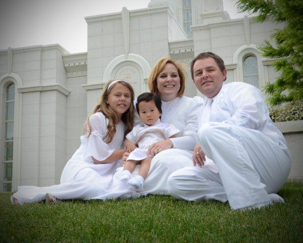 Picture of Hirschis with EmmaLi in front of LDS temple